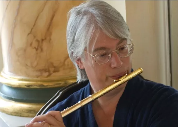 Anders Ljungar-Chapelon playing a flute. Photo.