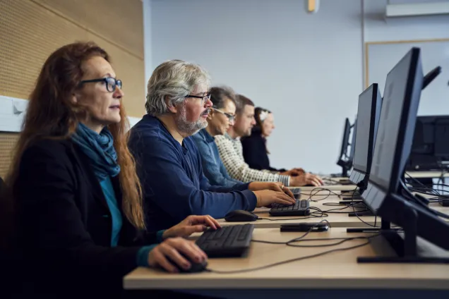 Forskare vid datorer. Foto.