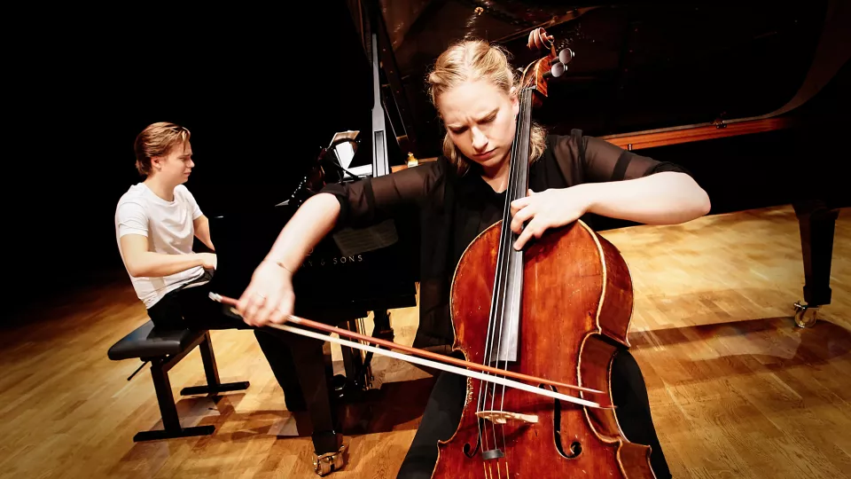 Kristina Winiarski spelar cello med pianist