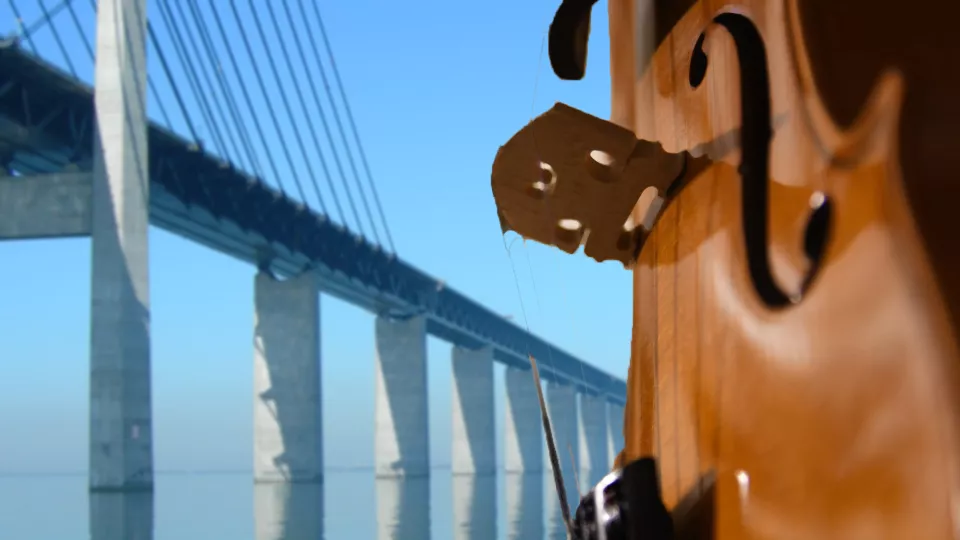 Öresundsbron och en violin. Bildkollage. 
