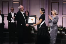 HKH Prinsessan Victoria överräcker diplomet till Staffan