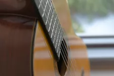 Foto. Närbild på en gitarr.