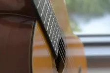Detalj av en gitarr. Foto.