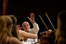 Peter Manning undervisar violinister. Foto. 