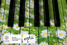 Piano med blommor