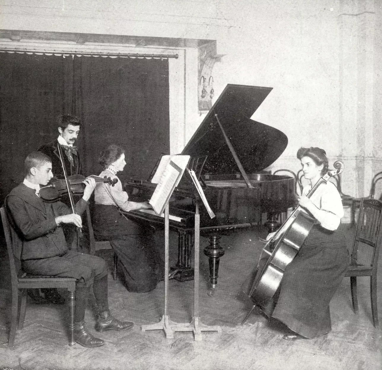 Lektion år 1909 med Giovanni Tronchi och studenter. Foto.