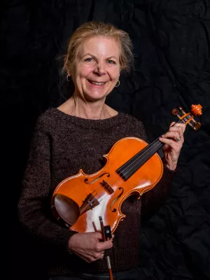 Eva Saether med fiol i famnen. Fotograf: Michel Thomas. Foto.