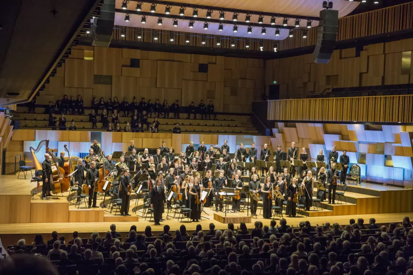 Musikhögskolans symfoniorkester uppträder på scen. Foto.