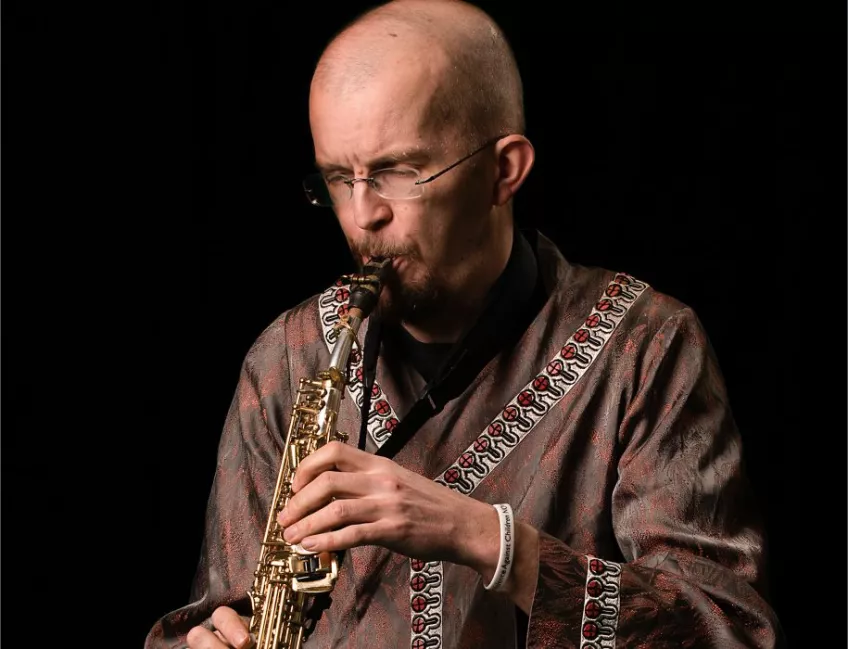 Pär Moberg spelar på sin saxofon. Foto.