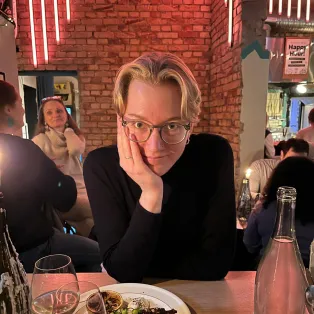 Porträtt av Anna Carlén som tittar in i kameran. Foto. 